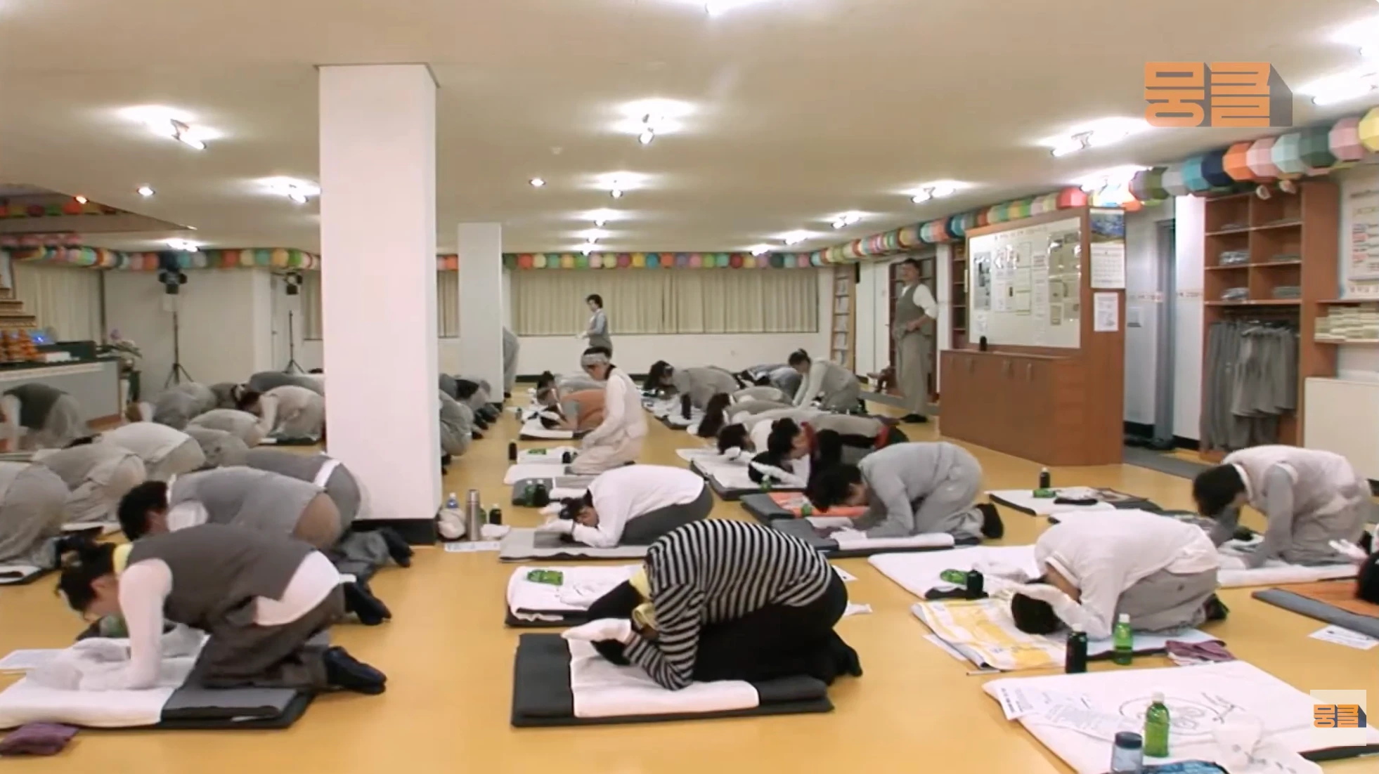 우리는 모두 나름의 기도 중이다.