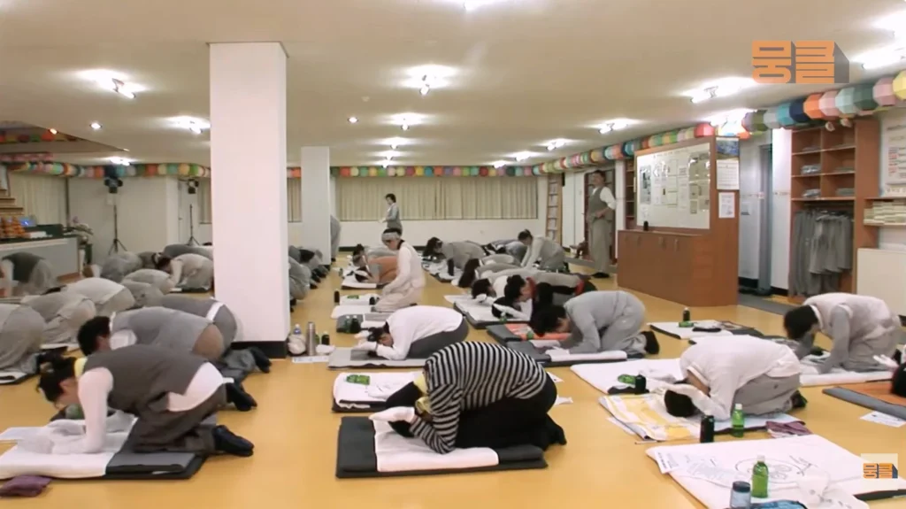 우리는 모두 나름의 기도 중이다.